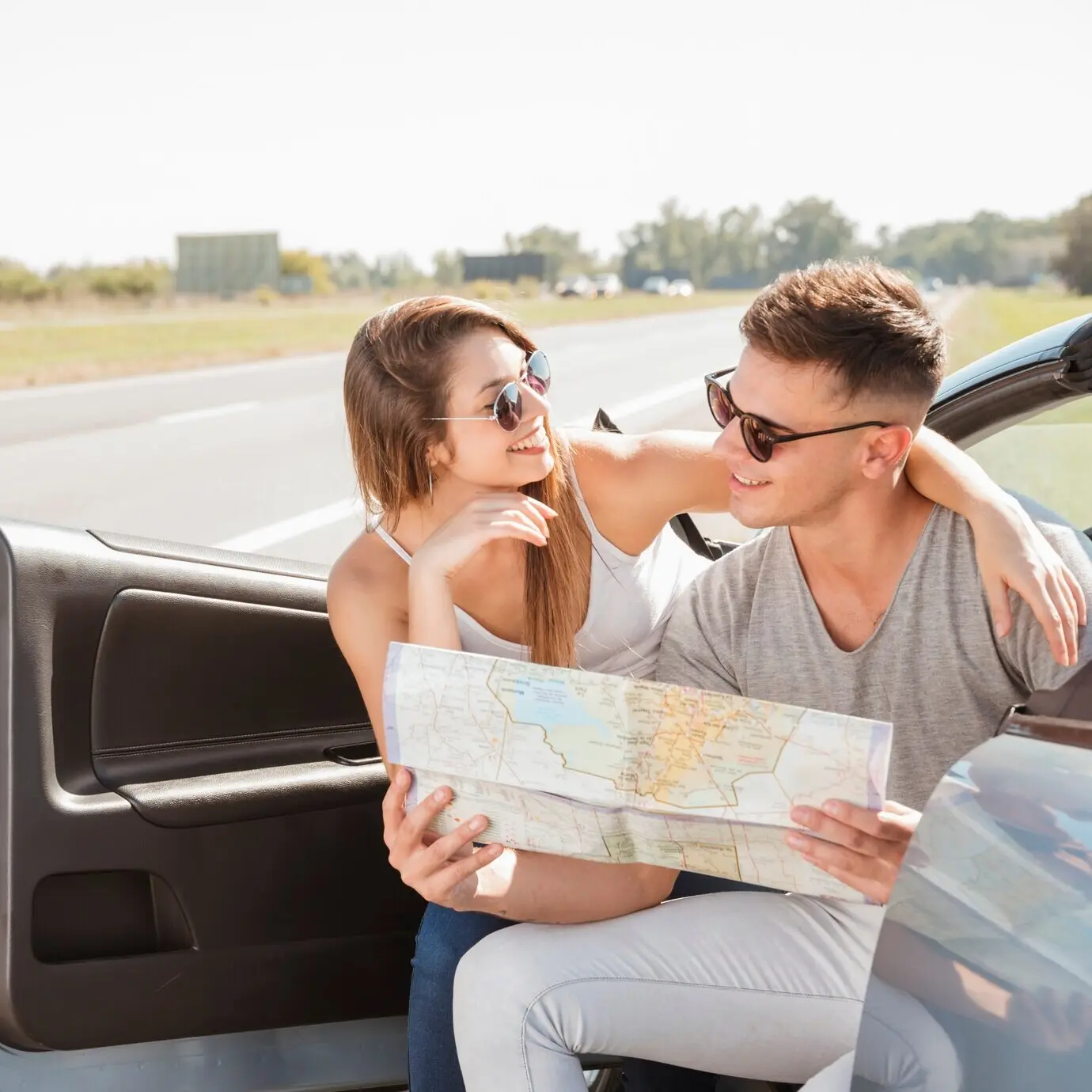 Ein junges Paar unternimmt einen Roadtrip.